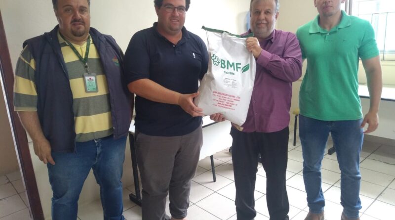 Agricultores de Otacílio Costa recebem sementes de milho através do programa Unidades de Referência Técnica