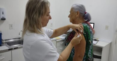 A otaciliense, Laurete das Graças de Souza, 72 anos, recebeu a vacina na manhã de terça-feira, 11.