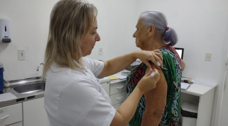 A otaciliense, Laurete das Graças de Souza, 72 anos, recebeu a vacina na manhã de terça-feira, 11.