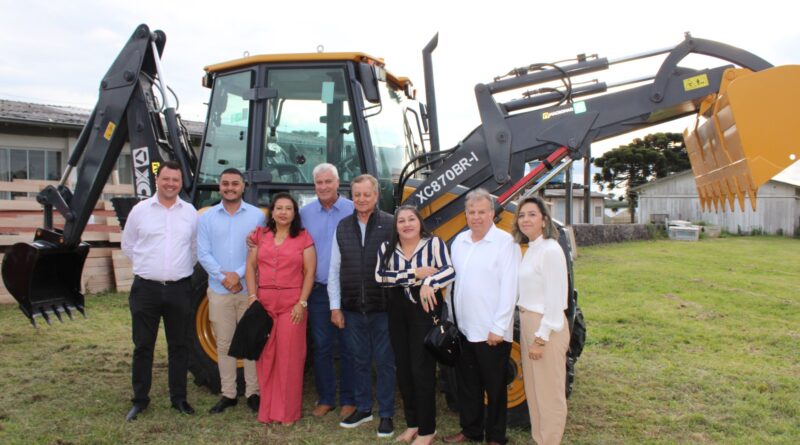 Otacílio Costa é contemplado com retroescavadeira por meio de emenda federal